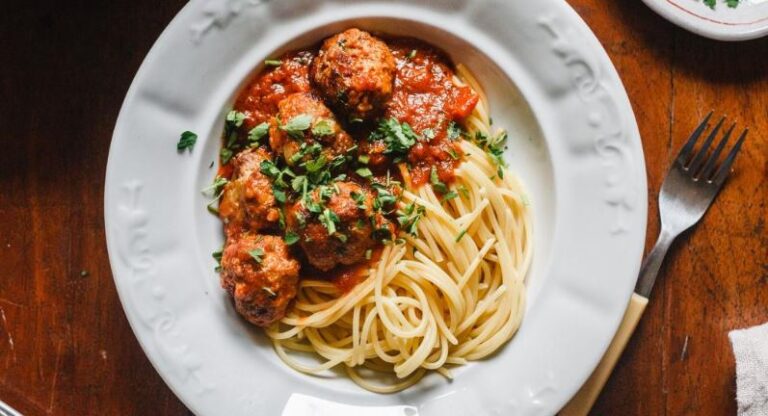 Paradicsomos - bolognai húsgombóc spagettivel